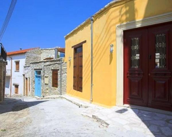 Redblue Door Two Traditional Listed Houses بانو يفكارا المظهر الخارجي الصورة