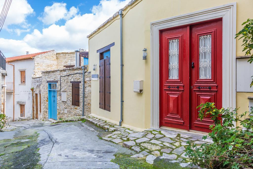 Redblue Door Two Traditional Listed Houses بانو يفكارا المظهر الخارجي الصورة