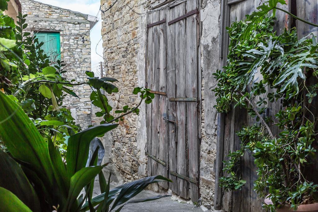 Redblue Door Two Traditional Listed Houses بانو يفكارا المظهر الخارجي الصورة