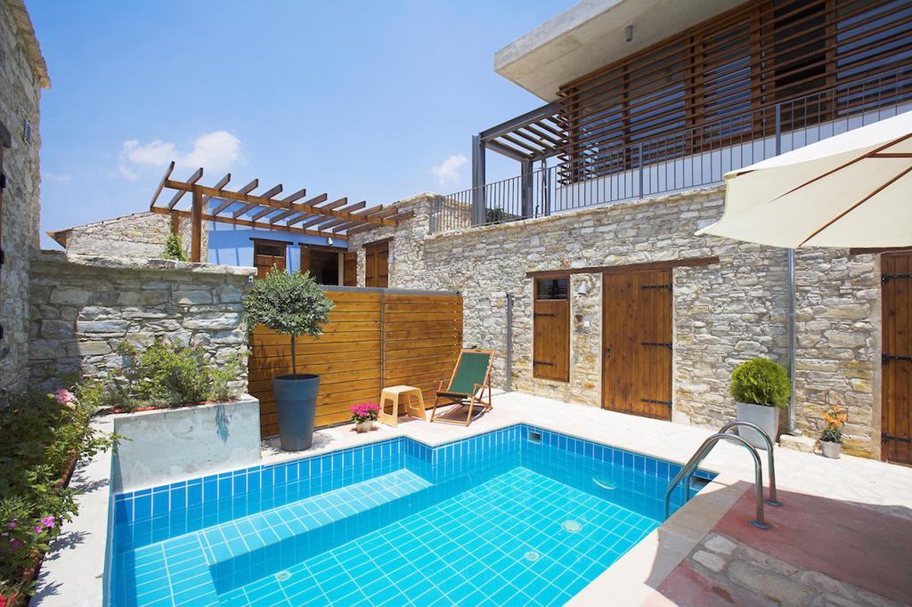 Redblue Door Two Traditional Listed Houses بانو يفكارا المظهر الخارجي الصورة