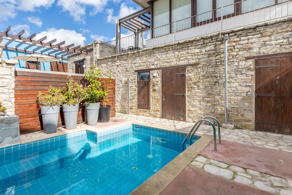 Redblue Door Two Traditional Listed Houses بانو يفكارا المظهر الخارجي الصورة