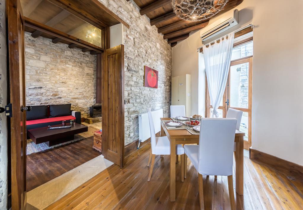 Redblue Door Two Traditional Listed Houses بانو يفكارا المظهر الخارجي الصورة