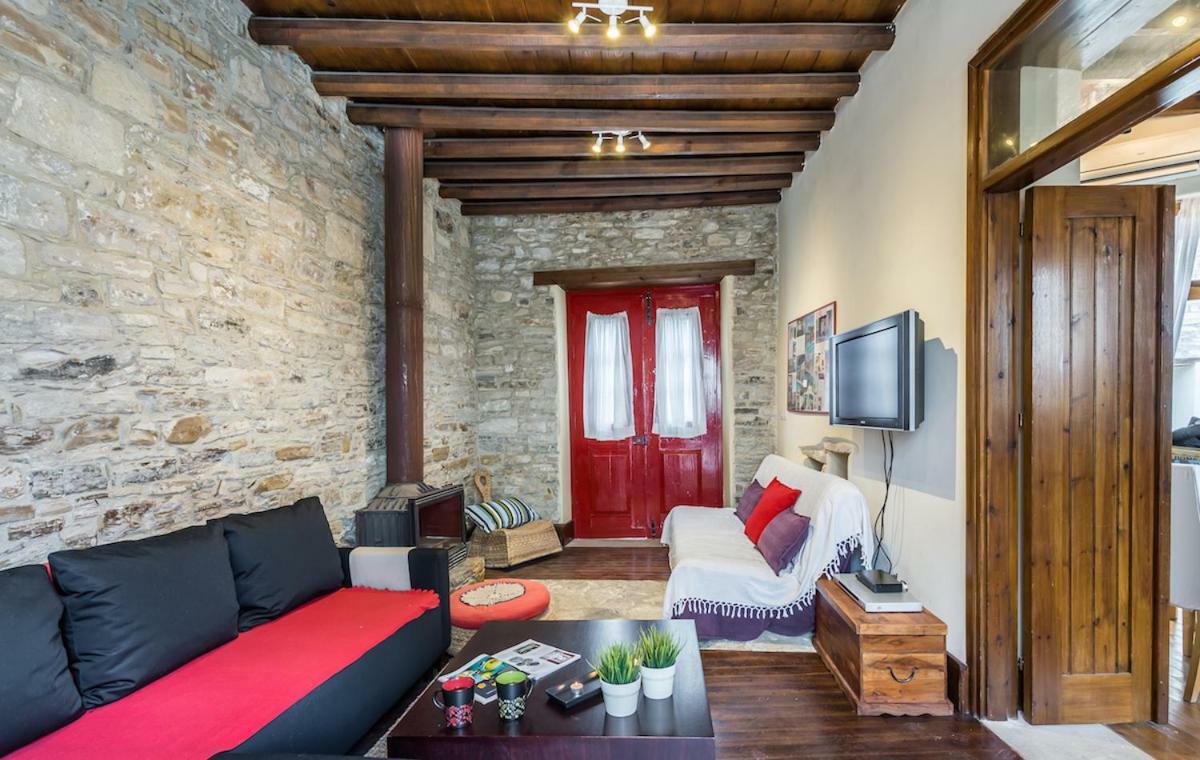 Redblue Door Two Traditional Listed Houses بانو يفكارا المظهر الخارجي الصورة
